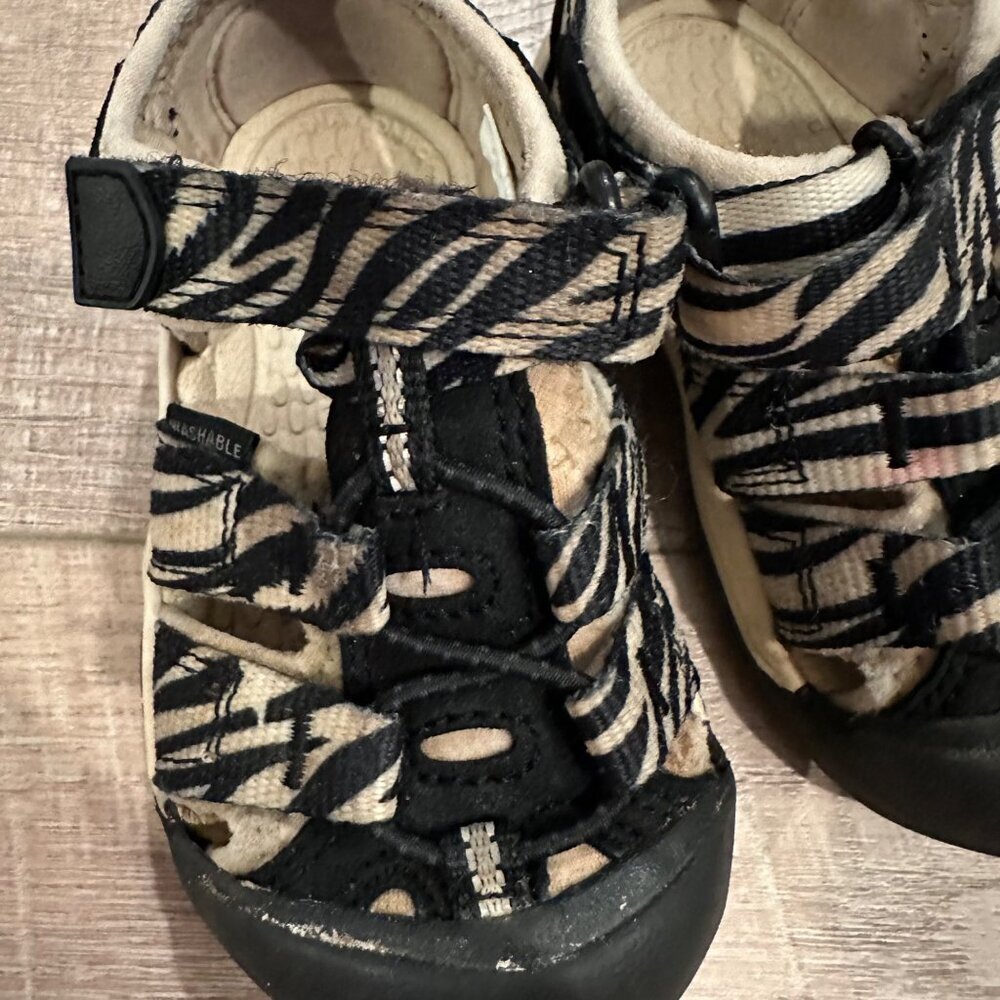 KEEN TODDLER GIRL ZEPRA STRIPE SHOES SANDALS SIZE 6 BLACK CREAM - Picture 5 of 11